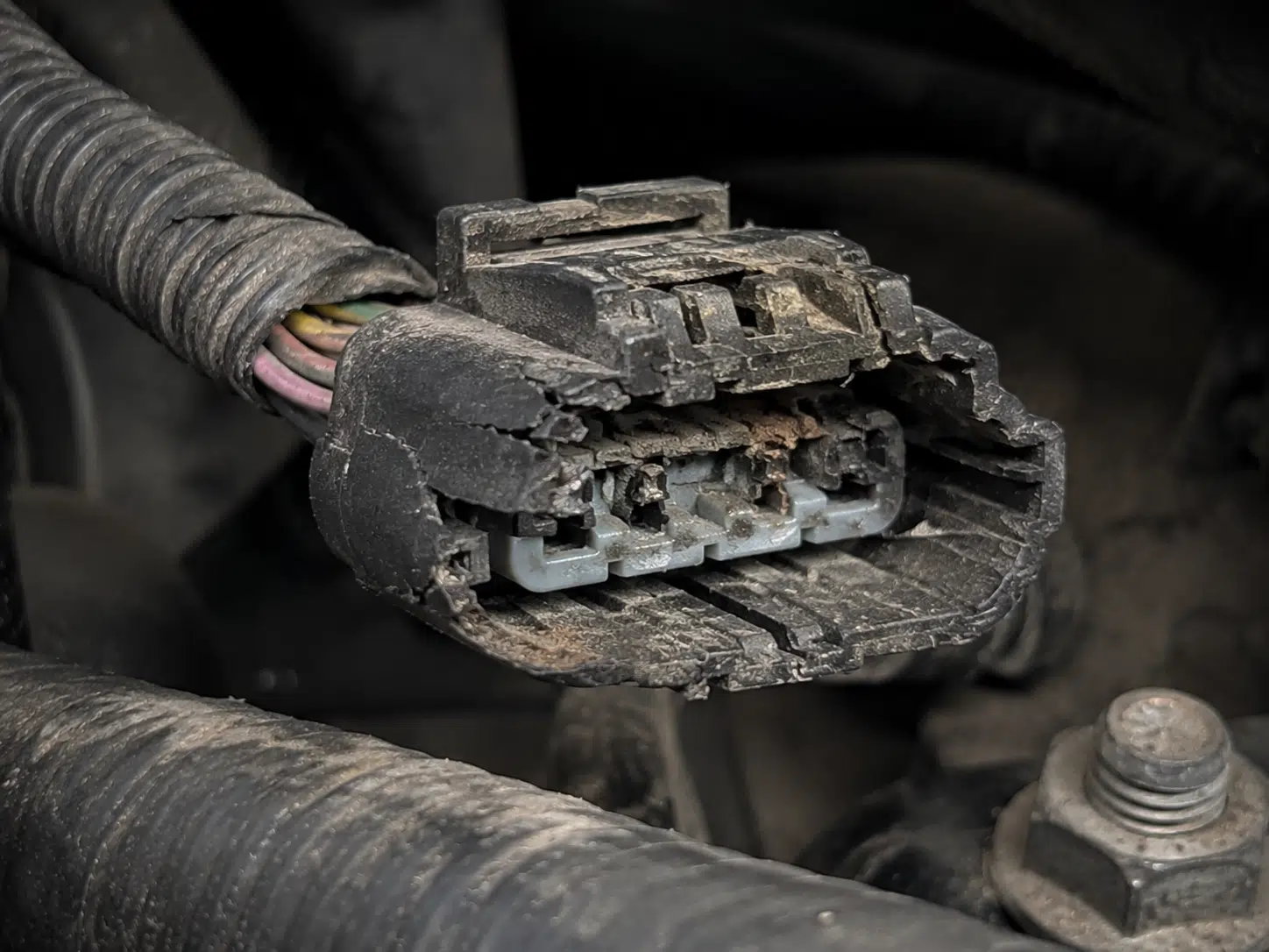Connector damage caused by prolonged vibration and inferior materials